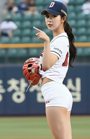 강속구를 던지는 신인배우 최수빈의 시구