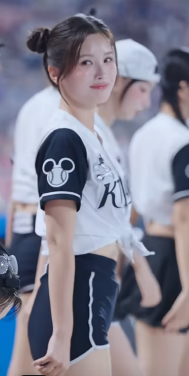 홀리는 초승달 눈웃음 Up! 아웃송 김정원 치어리더