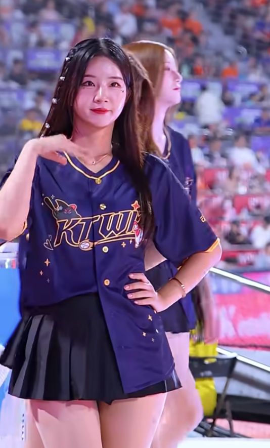 시크한 표정에서 매혹적인 미소엔딩  Hold up 아웃송 김정원