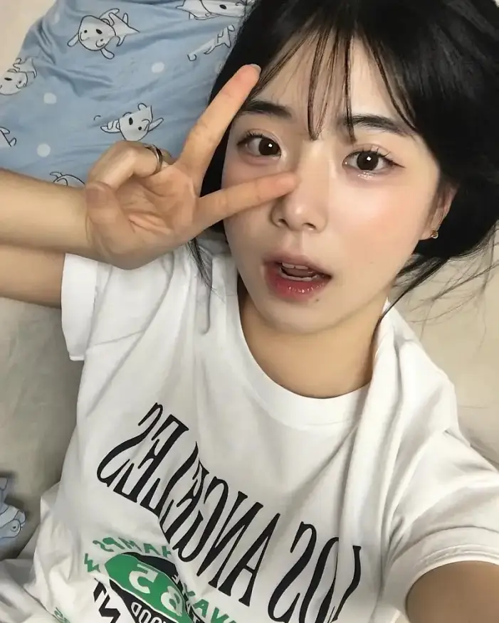 교실뒤편에서 여고딩 허벅지 자랑