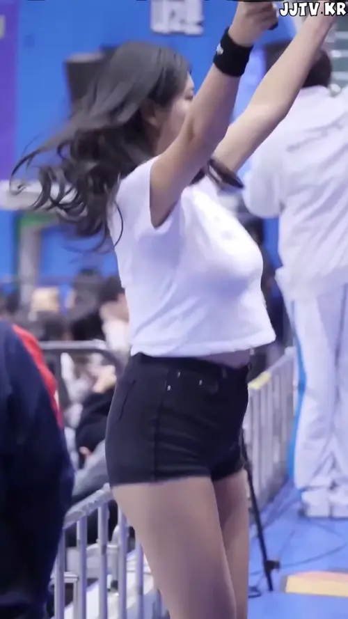 김이서 치어리더 흰티 뛸때 마다 묵직한 바운스