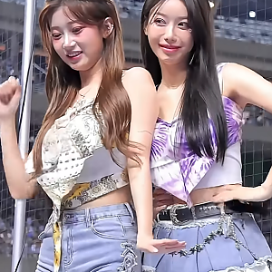 이주은과 이아영 엉덩이를 껴안고 흔드는 모습